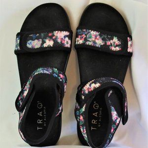 TRAQ BY ALEGRIA WOMAN'S SANDALS